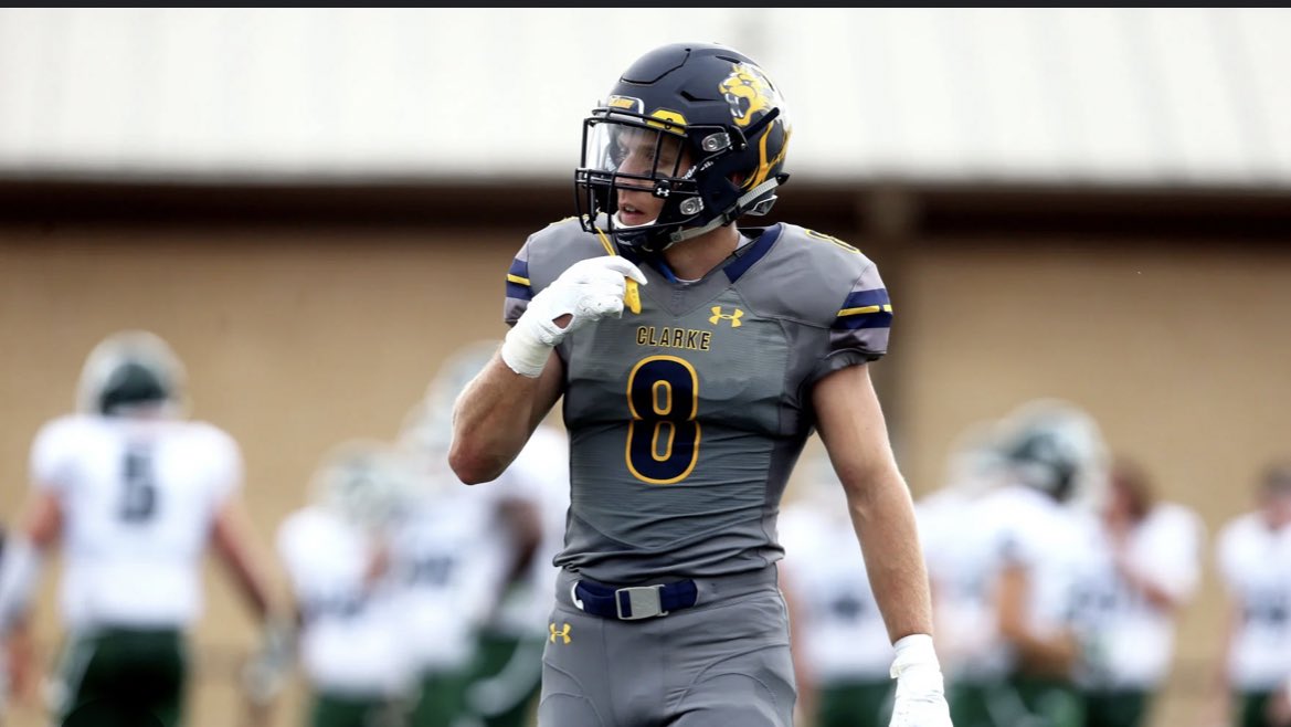 Mason_bengal21's tweet photo. After a call with @CoachMRegalado I’m grateful to receive an offer to Clarke university! @Saddleback_FB @Saddleback_DC @CoachLukeSC @coach_crabb @coachfischer7 https://t.co/SnTRxzH6DV