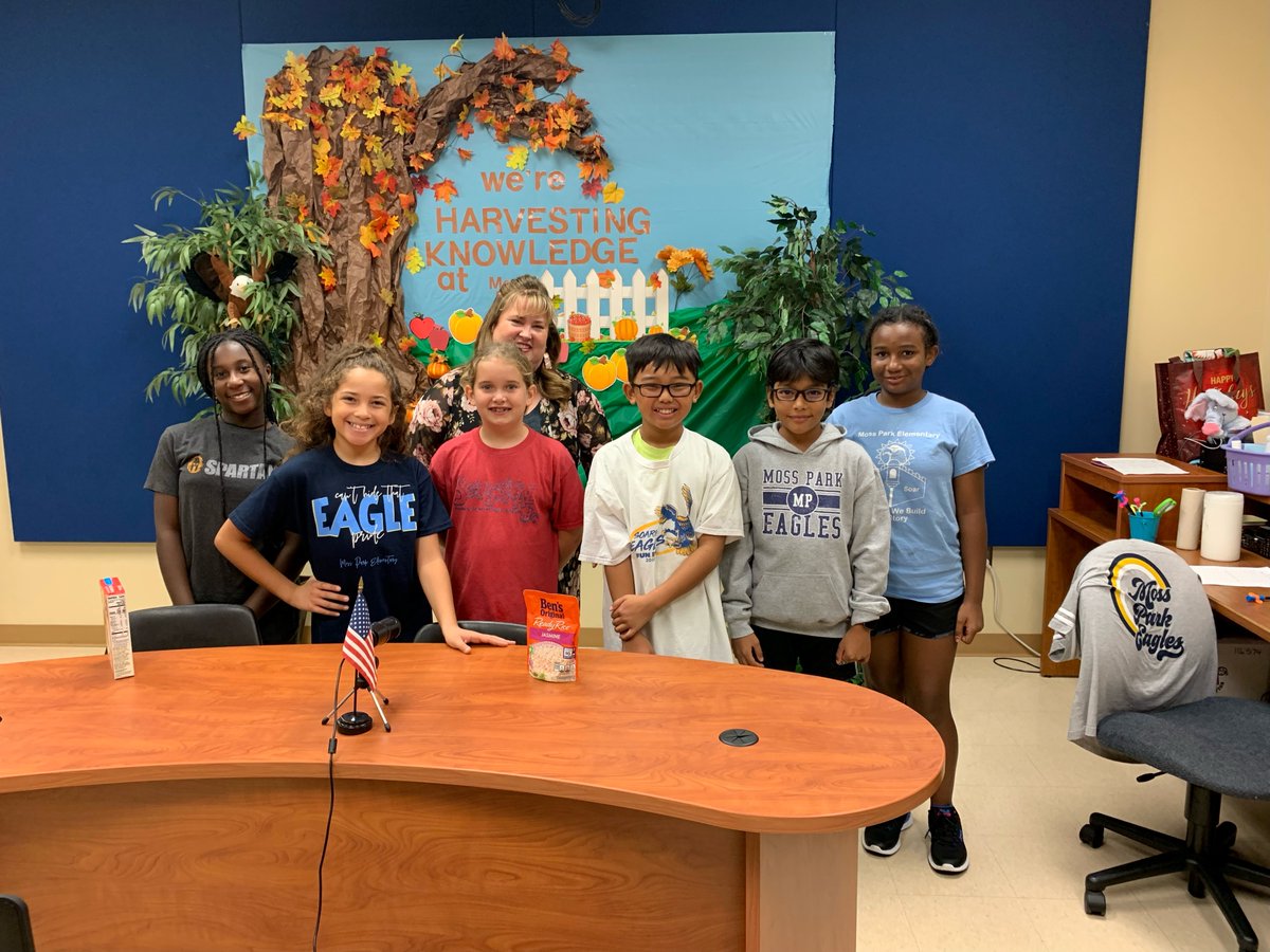 maria_f_vazquez's tweet photo. Wonderful morning starting at @MossParkES_OCPS, where students were collecting for a food drive through Kiwanis. I also love their Books of Character vending machine. Students have the opportunity to select books on character traits. November is the month of kindness. ❤️❤️❤️ https://t.co/QzXEH5JnSV