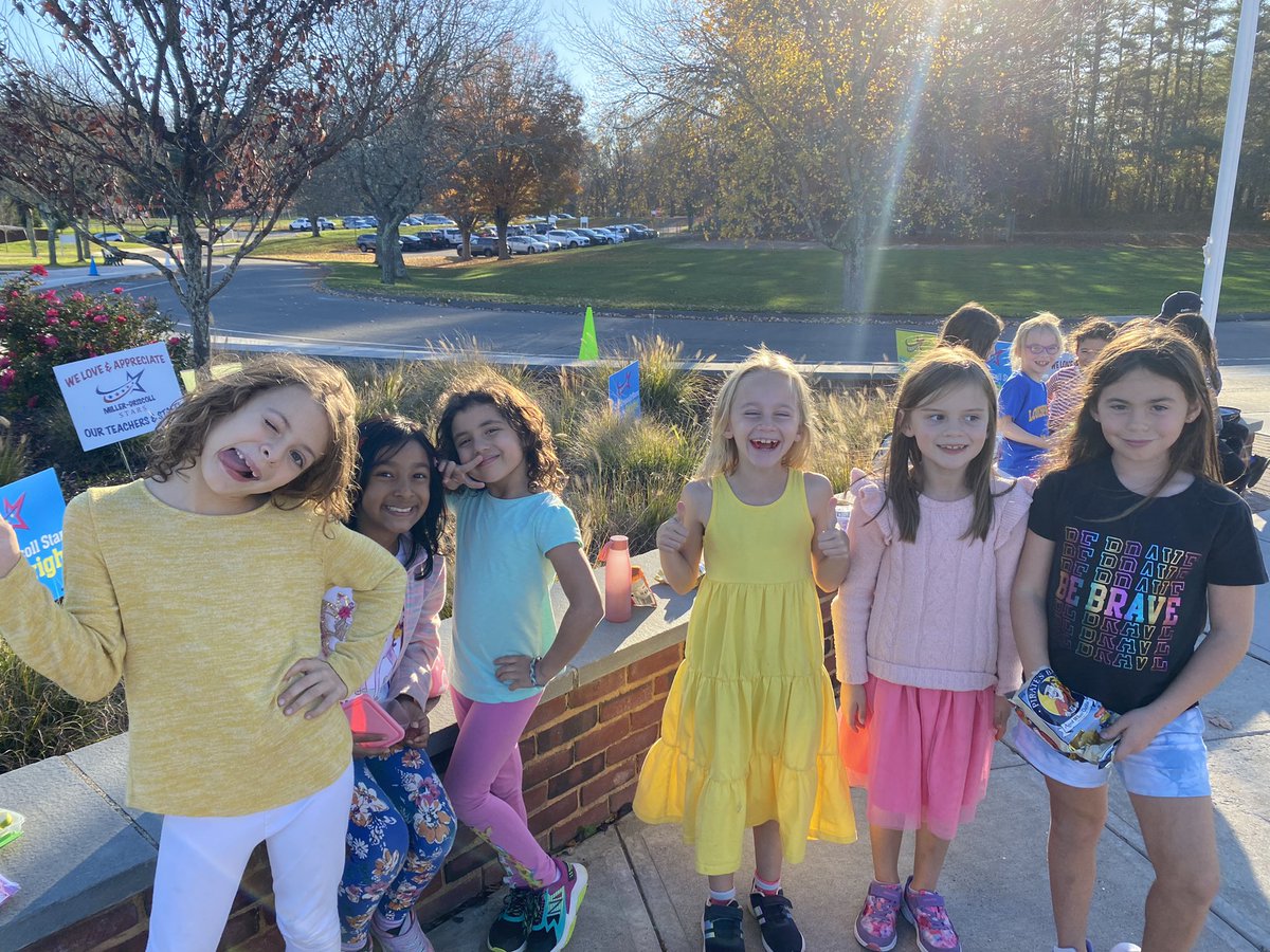 snack outside in November?! sign us up!! 🍫🍪🍎🍌