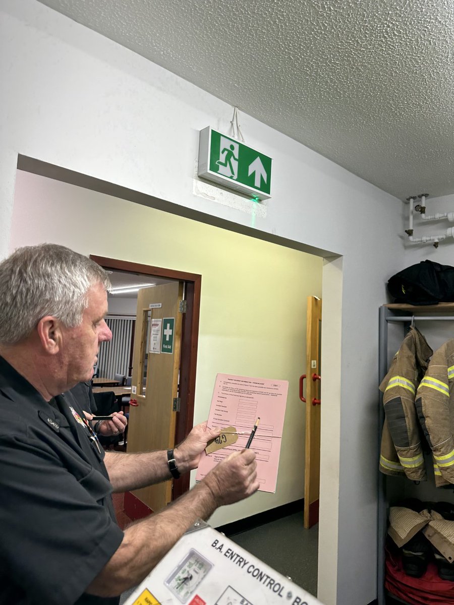 Scotfire_ENSA's tweet image. On-call personnel from Dalry, carrying out a Gas suit related incident scenario using the BA board and Han 1 &amp;amp; Han 2 forms. #sfrs #trainingiskey