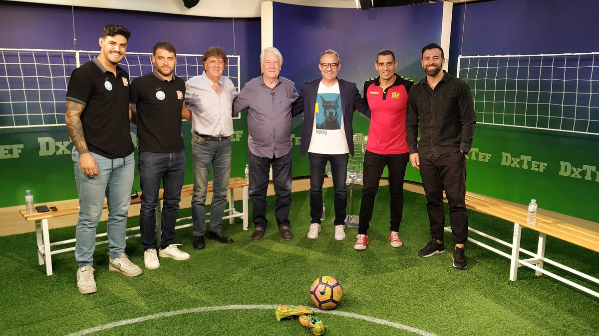 Tot llest al plató del #DxTEF per aquesta nit 👇🏻 

⚽️ <a href="/Ercatorce/">ernesto espinosa</a> Tolo Darder i en Juanito de Can Alfredo  

🤾🏼 Eugenio Tilves, tècnic del @UDHCEivissa i els jugadors Marc Torres i <a href="/Alex06231463/">AlexEncantadotodojunto</a> 

🎙 <a href="/pacosamuperez/">Paco Pérez Pérez</a>  

🔴 22:00h 🔴