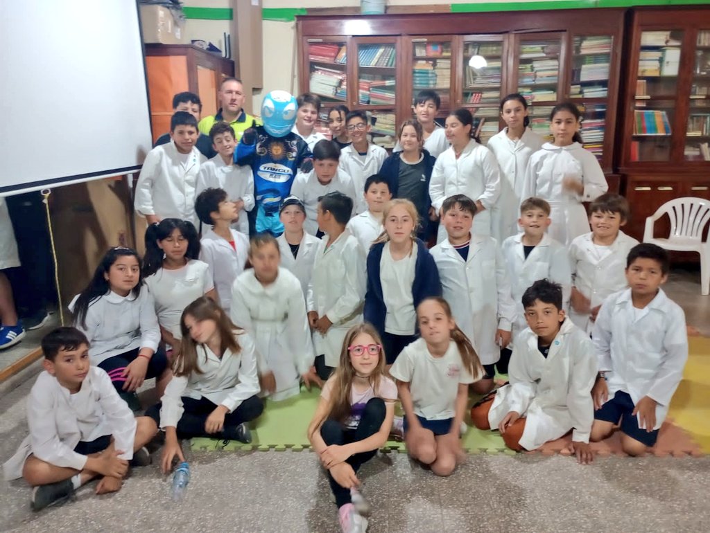 PilotoX1's tweet photo. Gracias Escuela 20 y 84 turno tarde #VillaElisa previa @SuperTC2000 @Autodromocdu @ruseguros
#educacionvial #inclusión #pilototango #tc2000 https://t.co/piIEhj7SNs