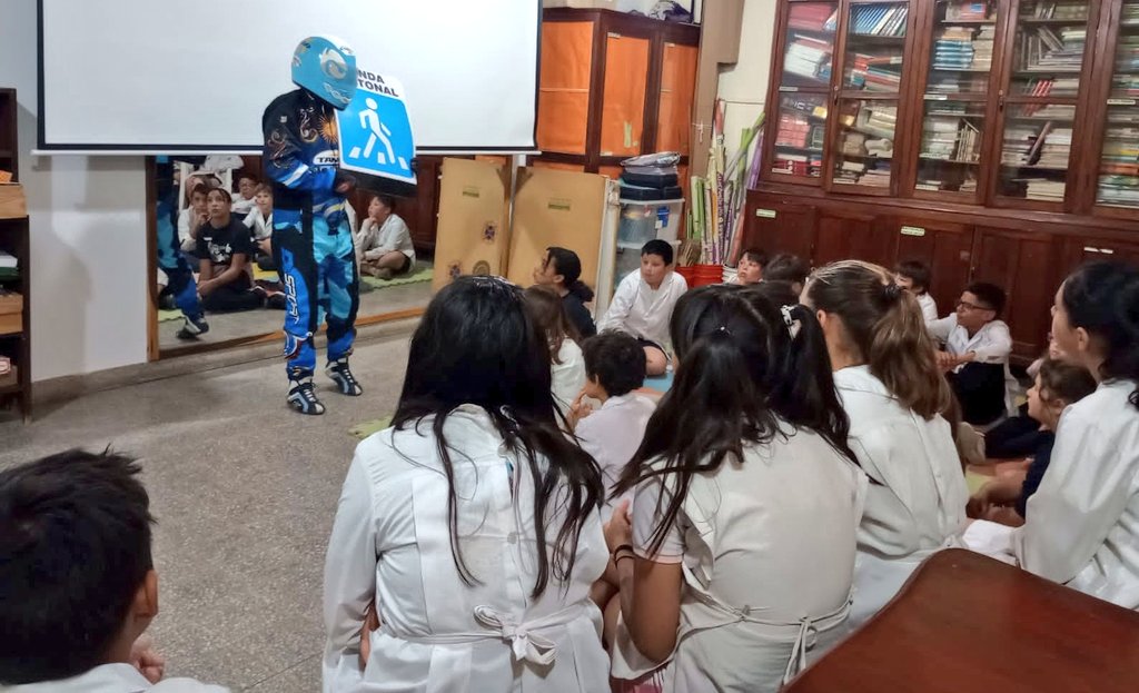 PilotoX1's tweet photo. Gracias Escuela 20 y 84 turno tarde #VillaElisa previa @SuperTC2000 @Autodromocdu @ruseguros
#educacionvial #inclusión #pilototango #tc2000 https://t.co/piIEhj7SNs