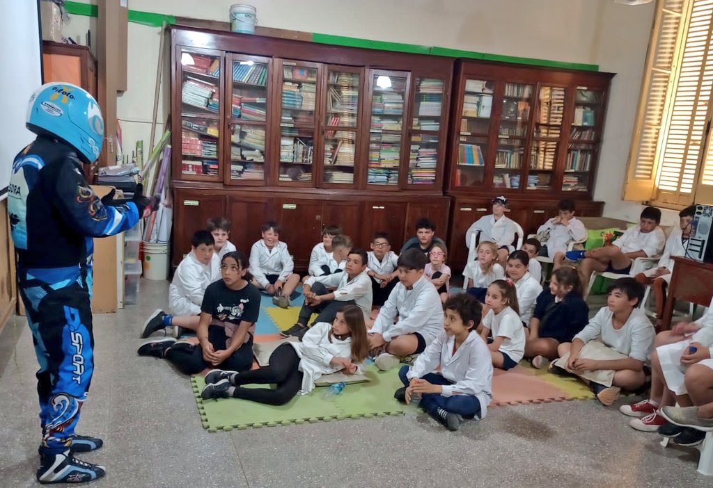 PilotoX1's tweet photo. Gracias Escuela 20 y 84 turno tarde #VillaElisa previa @SuperTC2000 @Autodromocdu @ruseguros
#educacionvial #inclusión #pilototango #tc2000 https://t.co/piIEhj7SNs