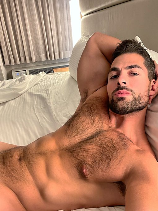 Laying down with me ❤️☺️ https://t.co/f70kbkBAsj