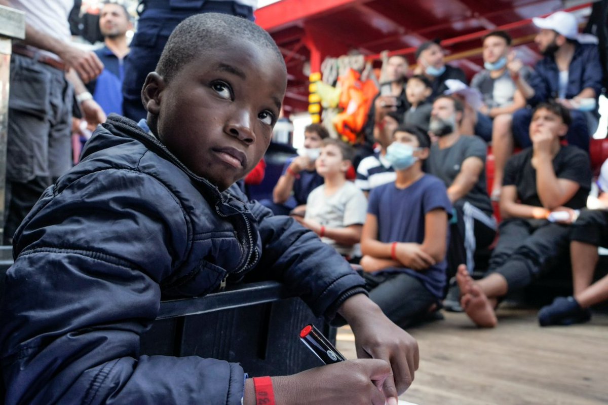 🔴La situation à bord de l'#OceanViking est devenue insupportable pour 234 rescapé.e.s

Après 17 jours à bord, leur santé mentale est gravement affectée : beaucoup souffrent d'insomnie et montrent des signes importants d'anxiété et de dépression.