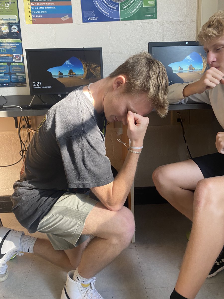 PFL4TB's tweet photo. Mac praying before the ship #tebow https://t.co/116fWAriZH