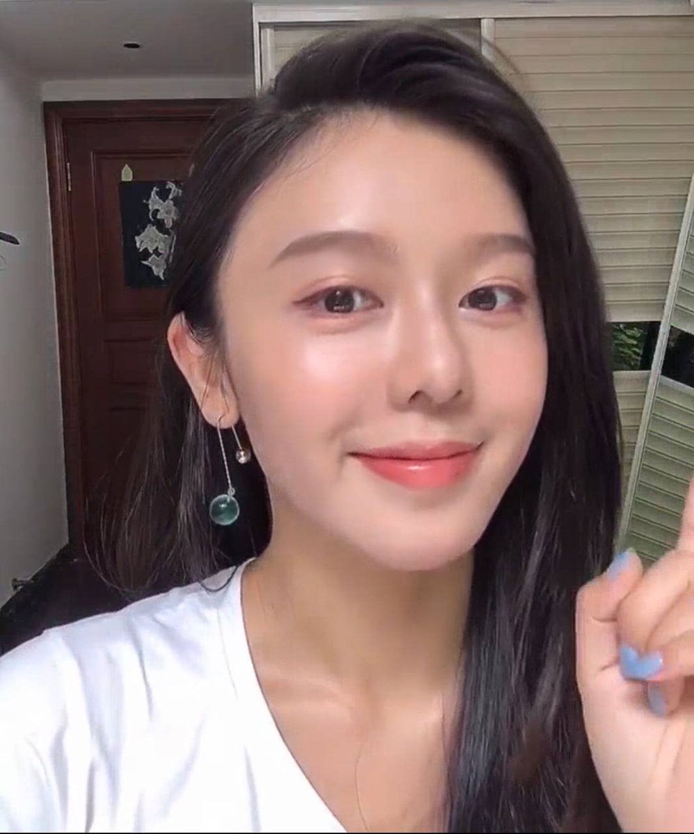 There are no ugly women only lazy women! Girls, take some time every day to make yourself look good. Full of spirit!