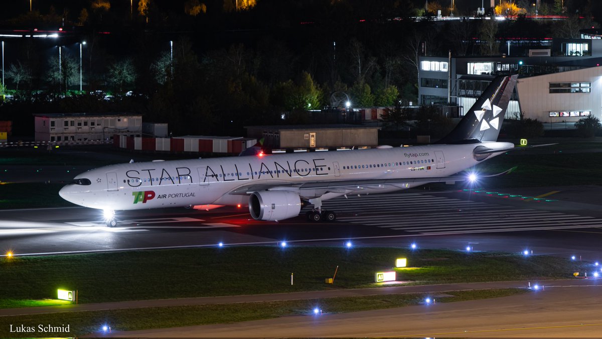 aviation_schmid's tweet photo. TAP Air Portugal / Airbus A330-900 / CS-TUK / ZRH - 7.11.22
@Easyspotting @tapairportugal
#AvGeek #planespotting #planes #planespotter #aviation #aviationphotography #spotting #ZRH #ZRHAirport #ZRHmovements #airbus #a339 #a330neo #tapairportugal #cstuk https://t.co/hKxmg4H2Mi