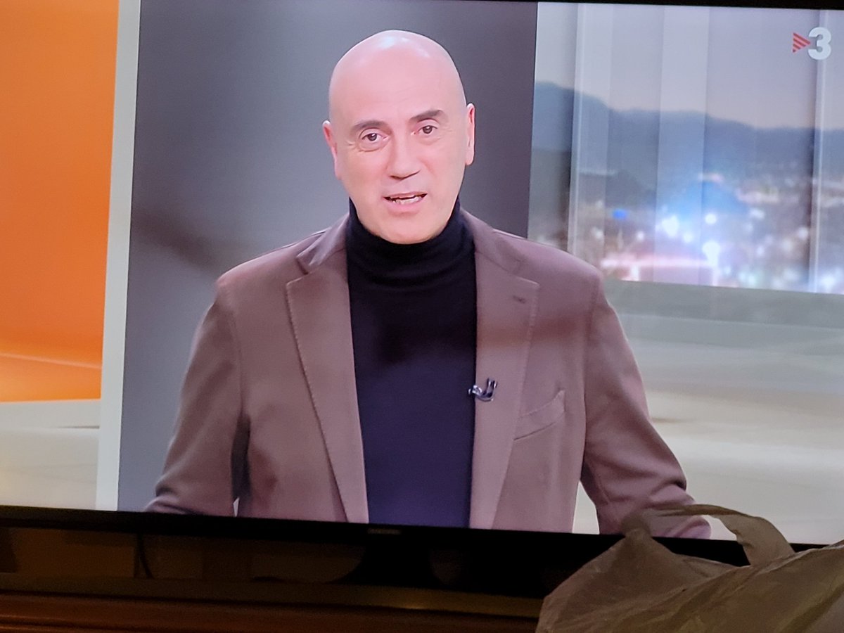 Carles1959's tweet photo. @eltempsTV3 @TomasMolinaB #fredfred El temps ara si que canviarà. La prova es que el Molina ja porta posat el coll alt. https://t.co/bMRLbDnSeJ