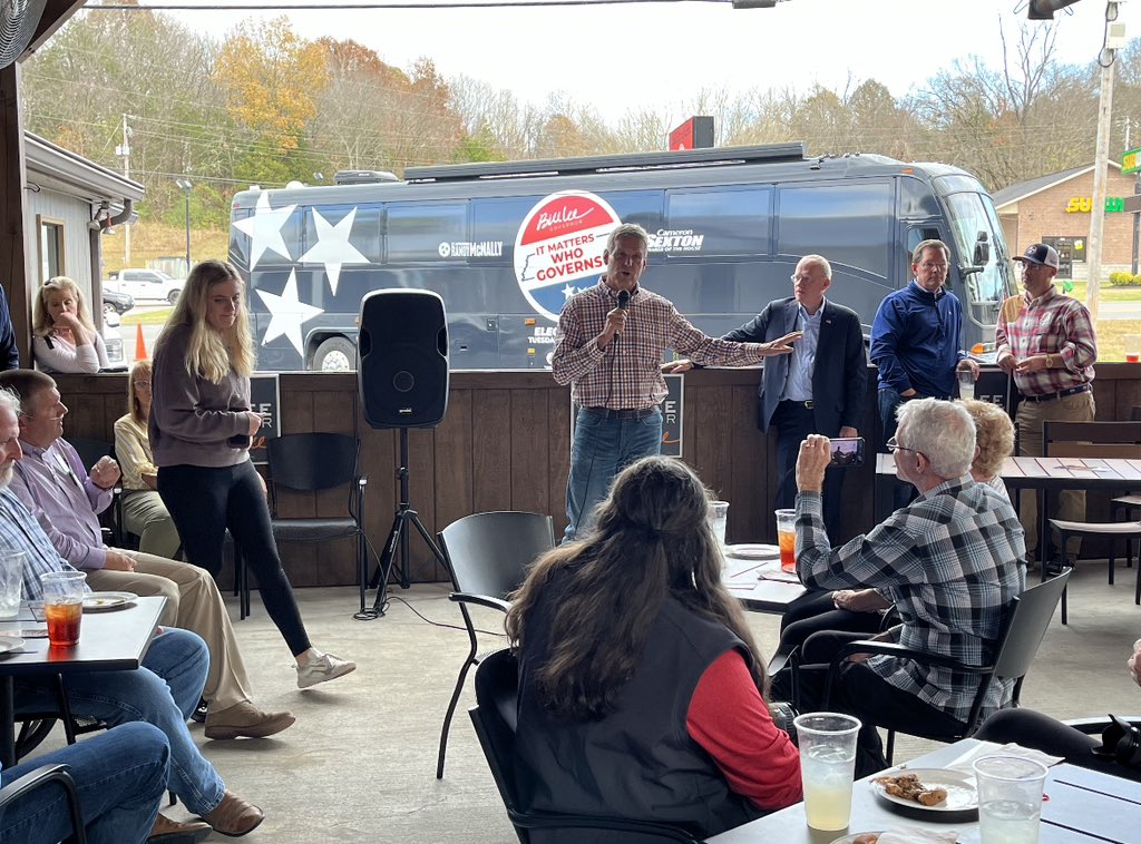 BillLeeTN's tweet photo. Smith County! Thank you to everyone who joined us in Gordonsville. Michael Hale is a proven conservative who will represent District 40 so very well, and it was great to be with him today. #TennesseeWorks https://t.co/iam6U1WcJQ