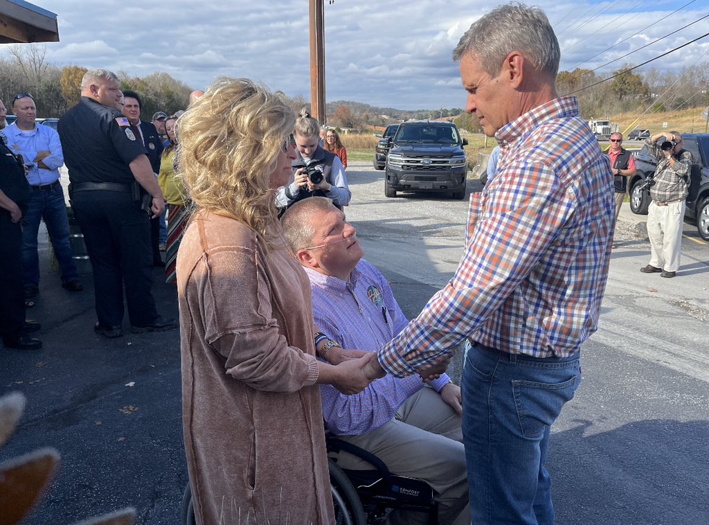 BillLeeTN's tweet photo. Smith County! Thank you to everyone who joined us in Gordonsville. Michael Hale is a proven conservative who will represent District 40 so very well, and it was great to be with him today. #TennesseeWorks https://t.co/iam6U1WcJQ