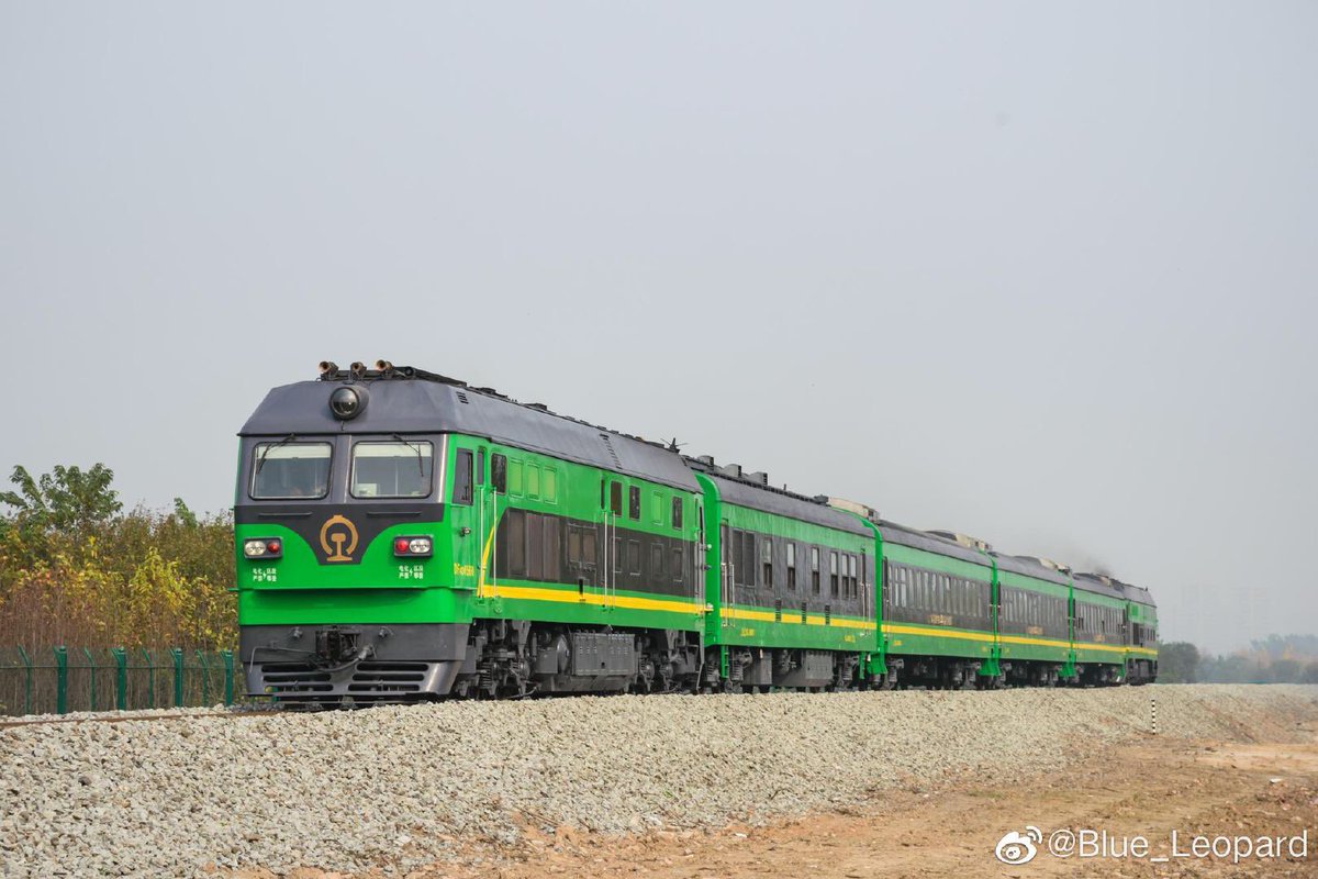 SakunaiHinata's tweet photo. 先週西安で運行開始した世界一ダサいプッシュプル式列車
写真:Blue_Leopard
#おはようトレイン #中国鉄道 #陝西 #DF4D #ディーゼル機関車 #東風型DL #25G型PC #客車 https://t.co/zA7uLbTxro