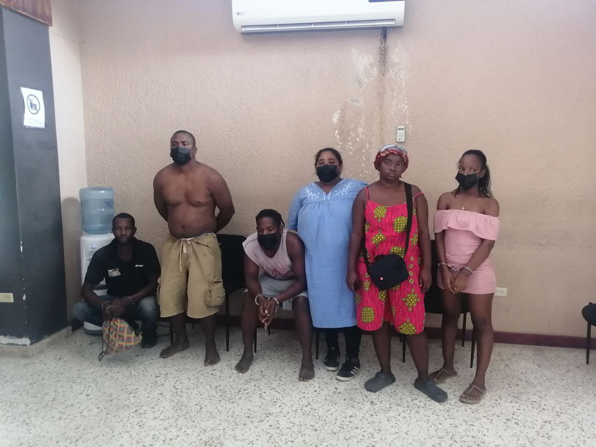 Nuestrxs compañerxs detenidos por la Policial Nacional en Punta Gorda, Islas de la Bahia; no son delincuentes, son
#Defensorxs del territorio Garifuna. Exigimos su inmediata liberación.