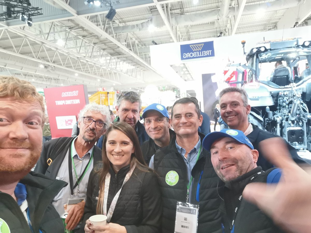 Veaulin1's tweet photo. Journée au #SIMA2022 passage par la @FermeDigitale et rencontre du @Agri_Gouv @MFesneau mais aussi beaucoup de #FrAgTw. #FrAgTwSima2022
@Fragritwittos https://t.co/UHdyVblgua