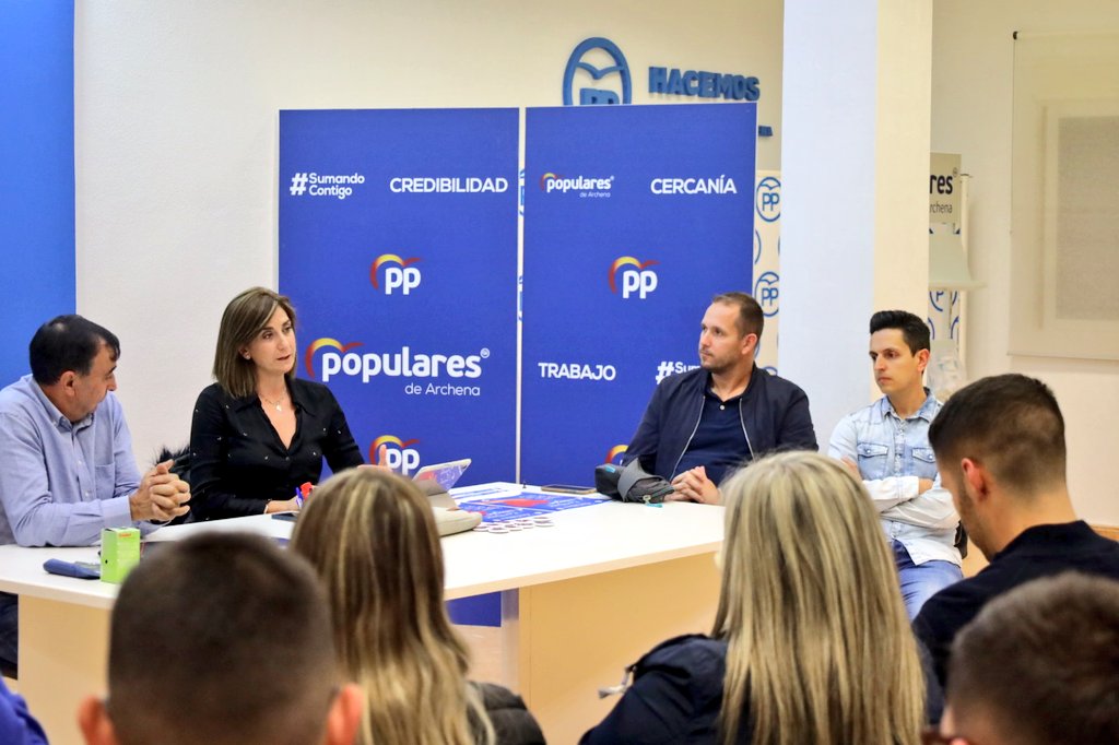 PPArchena's tweet photo. Nuestra presidenta @Patriciaflopez informa al comité ejecutivo de #Archena los proyectos que se ejecutarán en 2023, gracias a las subvenciones conseguidas por el equipo de gobierno.

#SumamosContigo https://t.co/YdJ0Q8qnDP