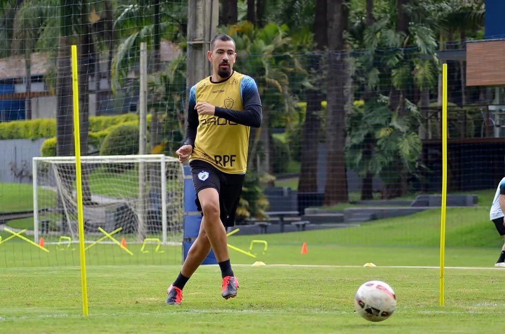 CTransferencias's tweet photo. Mário Marroquim, presidente do CRB, confirma a contratação do zagueiro Saimon, ex-Londrina. Jogador tem 31 anos e já defendeu clubes como o Grêmio, Vitória e Figueirense.

🗞️ @geglobo 
📸 Sheyla Dantas/ Londrina EC https://t.co/tjMnVBgNTa