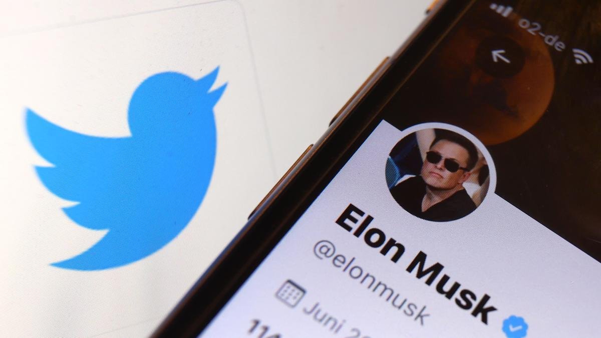 Tras ser adquirido por Elon Musk por $44 mil millones de dólares los cambios drásticos en Twitter no se han hecho esperar. 🧐¿Cómo viene el futuro para el pajarito azul? En #LaHoraDelTaco hablamos con Manu Chatlani director ejecutivo de <a href="/JellyDigital/">Jelly</a> 👉universo.cl