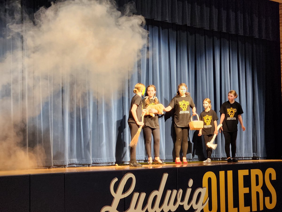 LudwigSchool's tweet photo. Today, Ludwig's students and staff were able to get a sneak peak at OP's rendition of "The Wizard of Oz". What a great performance! Best of luck to all performers on your productions this Friday and Saturday!  

#D92Greatness @ForcashSusan @OakPrairieMus https://t.co/V1NgrIIXJX