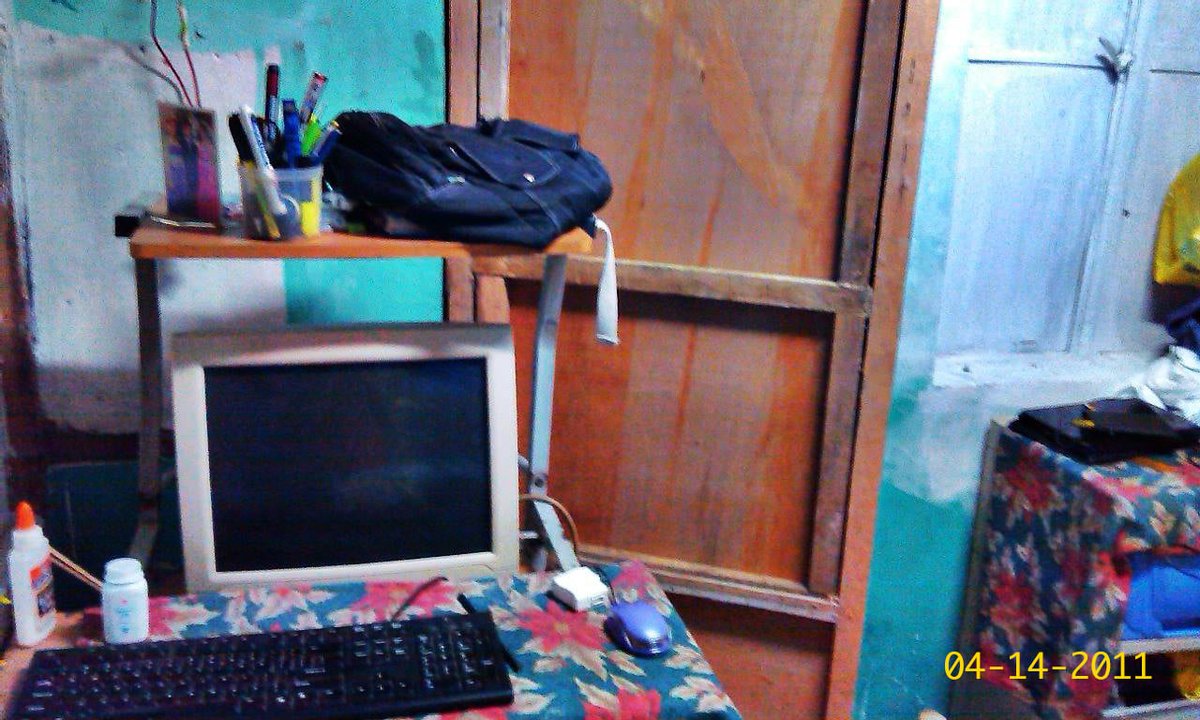 A STORY OF A #GRAPHICARTIST'S #WORKSTATION ✨

11 years ago, I started with a simple workstation that I put together with some old hand-me-down furniture and a few thrifted pieces. I had dreams of being a graphic designer someday and I was determined to make it happen. 

🧵 1/5