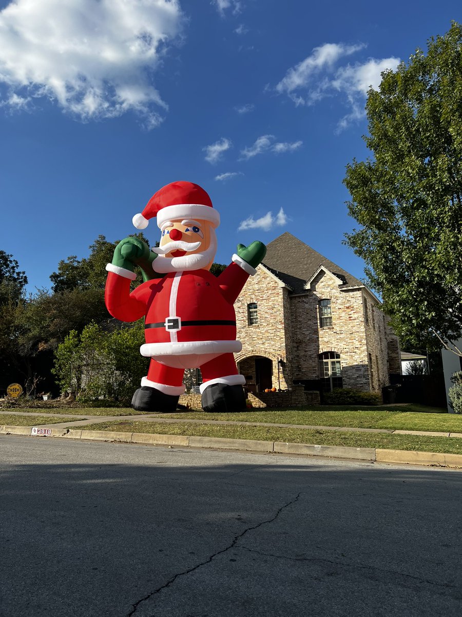 GigantaSanta_'s tweet photo. Hello World! I’ve landed in #FortWorth #Texas ahead of the #Christmas holiday. Come by and say hello! (w 6th &amp; Virginia) #santa #holidays #luke2 https://t.co/RWg369IvhB