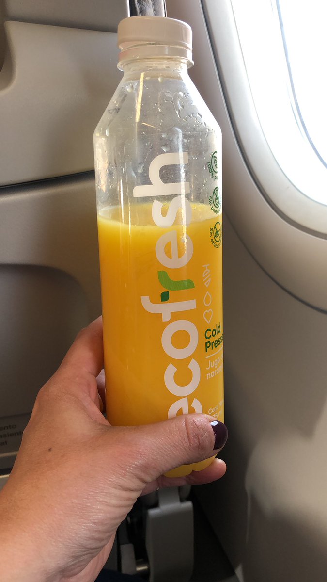 musuq's tweet photo. Este jugo de naranja debe estar hecho de naranjas de cambios regados con agua Evian, en suelos regados con agua Del Mar Mediterraneo y nutrientes con pepitas de oro… sino, no entiendo como 475 ml de #ecofresh puede costar 20 soles en el Aeropuerto Internacional Jorge Chávez 🇵🇪 https://t.co/Se0v7Se7wT