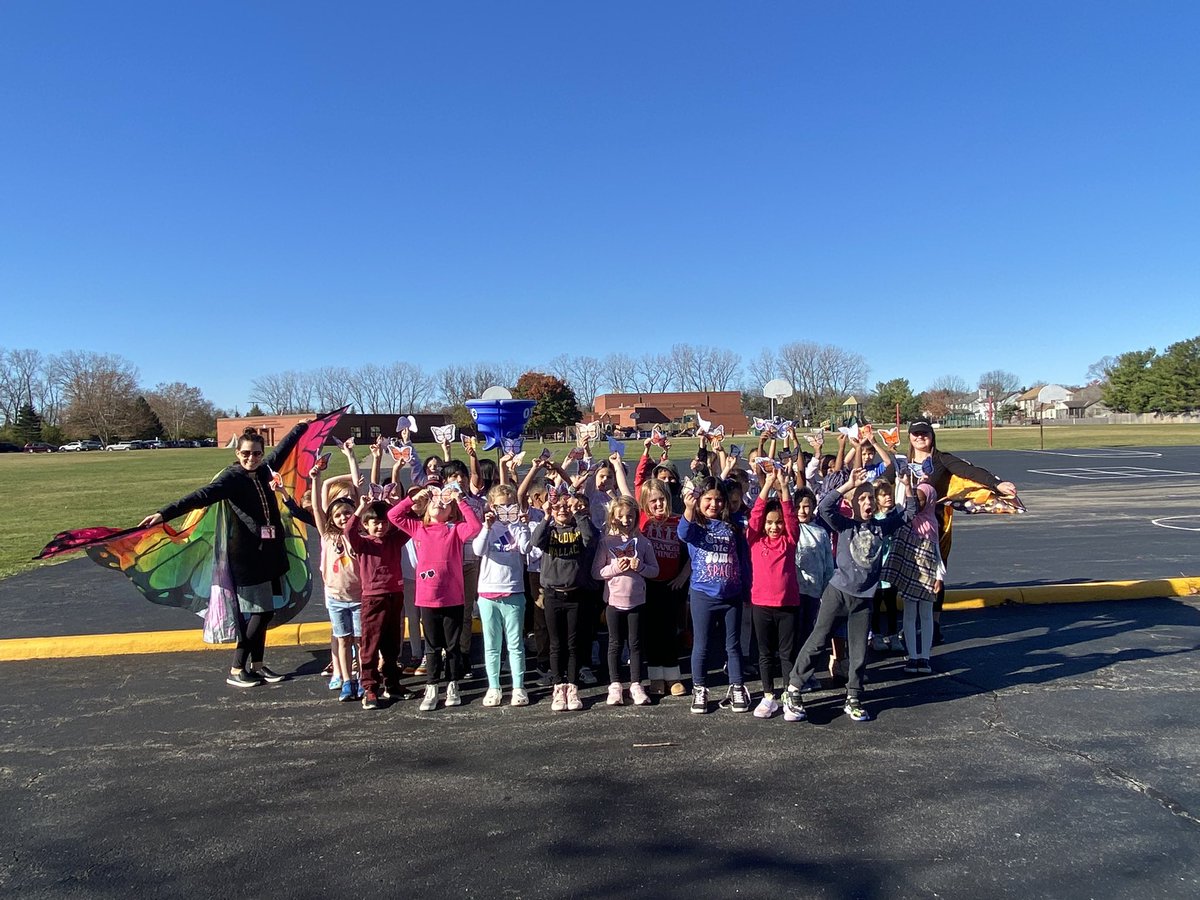 KruppSrta's tweet photo. We had a such an amazing time doing our symbolic monarch butterfly migration today! 🧡 It was the best way to end our unit and we couldn’t have had a better morning to do it! 🤩 #elementaryspanish #hcsd @BNLC_HCSD @HilliardSchools https://t.co/MjSYcBkWpP