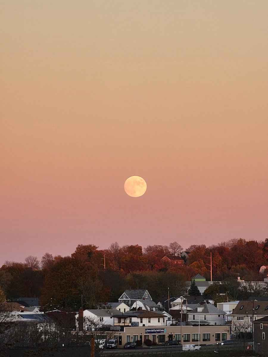WeisanOoi's tweet photo. Tonight's moonrise https://t.co/IpFGIbGFiy