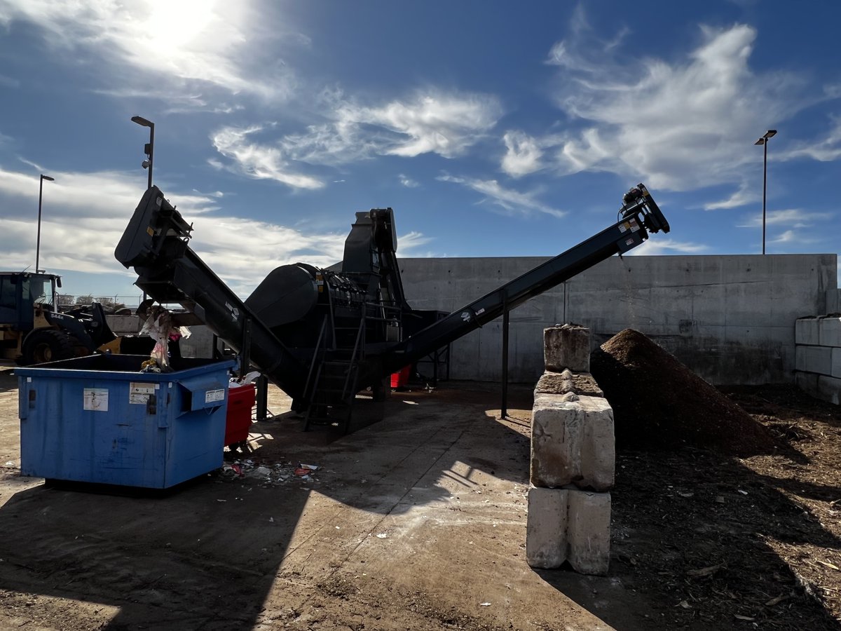 PHXPublicWorks's tweet photo. We were honored to have @MayorGallego join us for a tour of the 27th Ave. Compost Facility today. Our partners from Denali explained how our state-of-the-art food de-packager separates compostable food waste from non-compostable waste like plastic.

@AZSuperBowl https://t.co/Ubm751d7cP