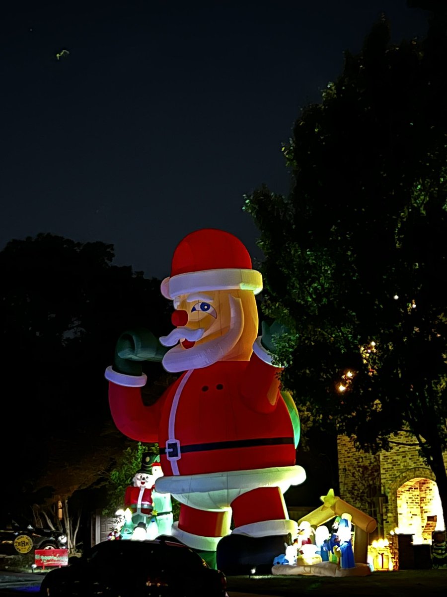 GigantaSanta_'s tweet photo. Some quick stats on me: I’m 40 ft tall, I love smiling for photos and my bedtime is 9pm CST. I also have some friends joining me over the next few weeks so come say hello…often! #santa #christmas #hohoho https://t.co/27Cwl6iXgH