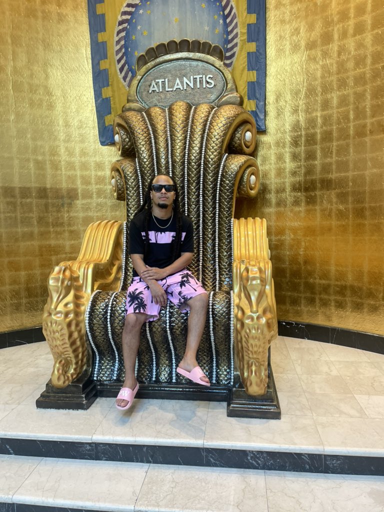 WaitWunMin's tweet photo. You come at the king you best not miss #pwrf #whateverrichmeanstoyou #milliondollarchair https://t.co/DNrRYCuVDq