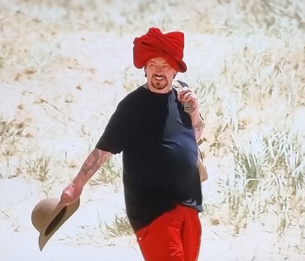 ltxafc's tweet photo. me walking from the bathroom to my room after washing my hair #ImACeleb https://t.co/uQh2XEiADW