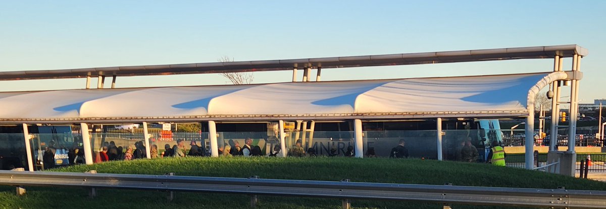 PINCADIA's tweet photo. Let's make #slugging great again #horner... don't pay the expensive bus fees at #pentagon and grab a free ride home... at least 10 cars waiting... i too have waited 20+ mins for #omniride https://t.co/P0M0feHHYc