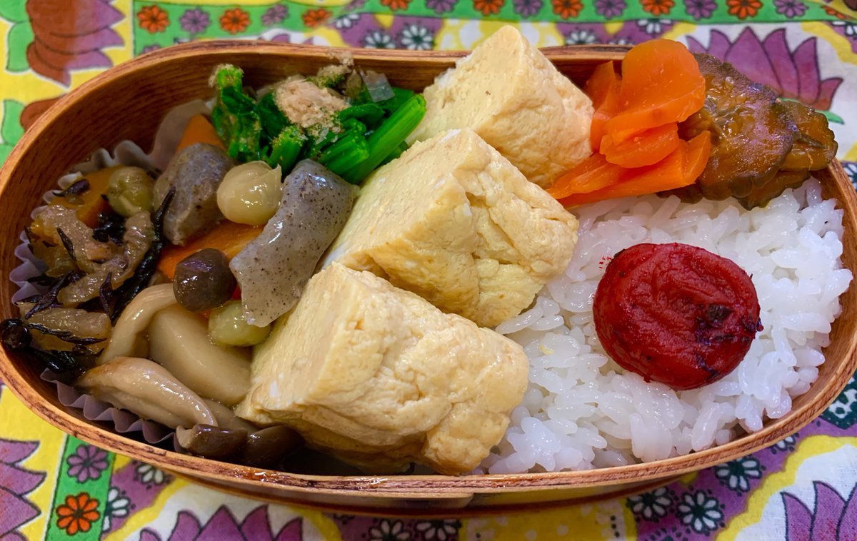 ＃弁当 おはようございます☀ 今日も一日頑張ります ・楽ちんたまご併用だし巻きたまご ・里芋煮 ・ほうれん草おひたし ・しお豆入りヒジキ煮 ・漬物