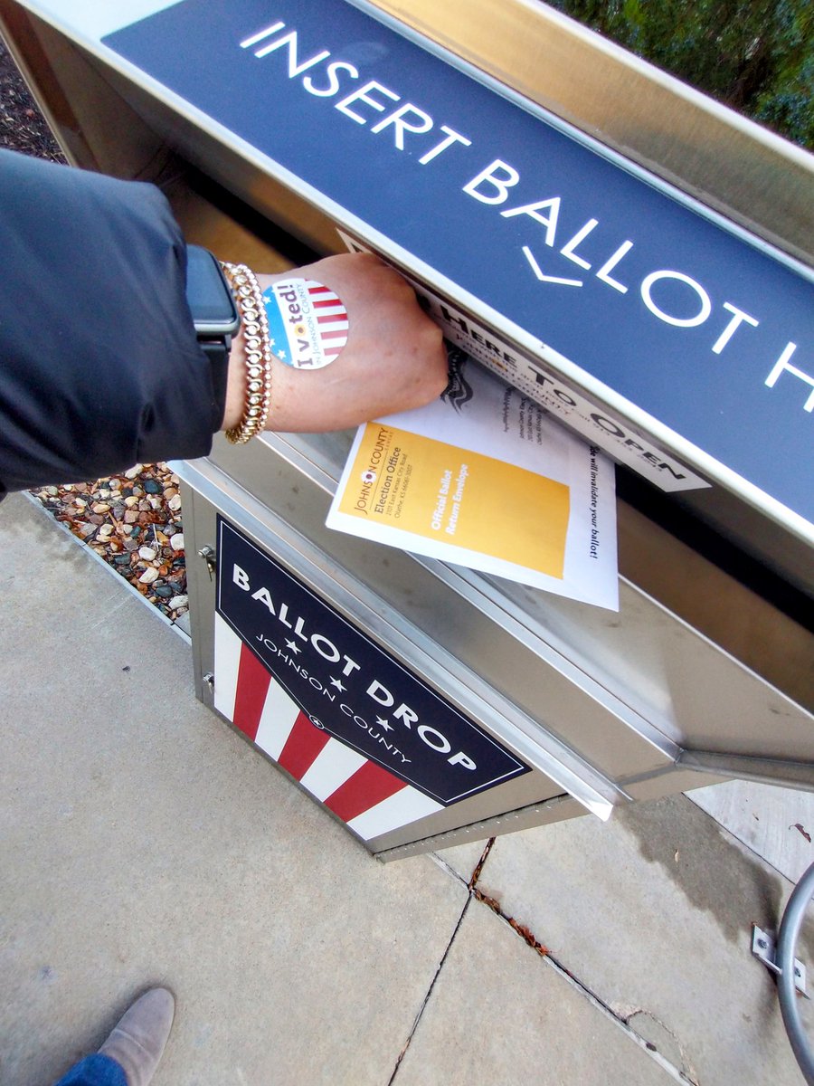 KcraKarmen's tweet photo. I #VotedBlue today!!!! @GovLauraKelly @LauraKellyKS @RepDavids @Holland4Kansas @SusanRuiz_KS23 @ChrisMannKS
#JohnsonCountyKansas ๐บ๐ฒ๐๐๐ณ๏ธ๐โ๐ฝ https://t.co/sV9RgKVtg4