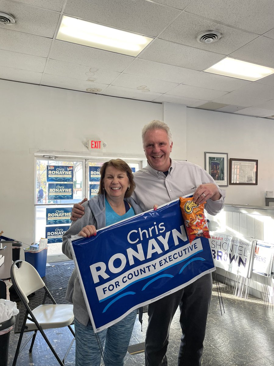 chrisronayne's tweet photo. Happiness is a campaign volunteer bringing in an afternoon snack. Best vols in the #LAND Thank you @annehydock & to all our #TeamRonayne volunteers! Letโs bring this home! https://t.co/d3vV7DLJgC