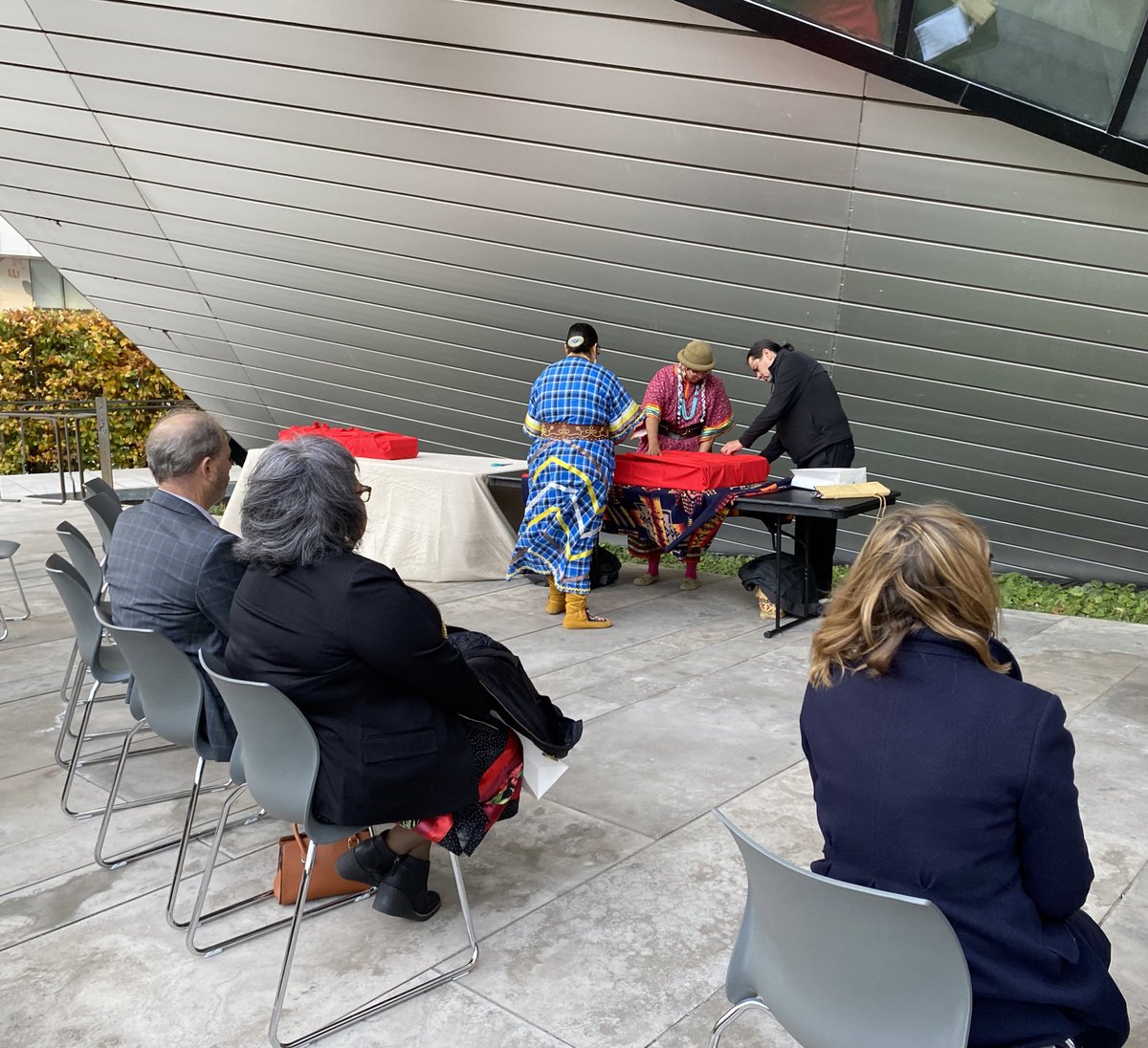 So honoured to be a witness today to the official transfer of the Treaty Pipe, a cultural belonging from the 1836 Manitoulin Island Treaty signing. It’s now on its way home. 

Amazing work by <a href="/DukePeltier/">Space Investor</a>, Anishinaabe scholars &amp; so many others in collaboration with <a href="/ROMtoronto/">Royal Ontario Museum</a>.