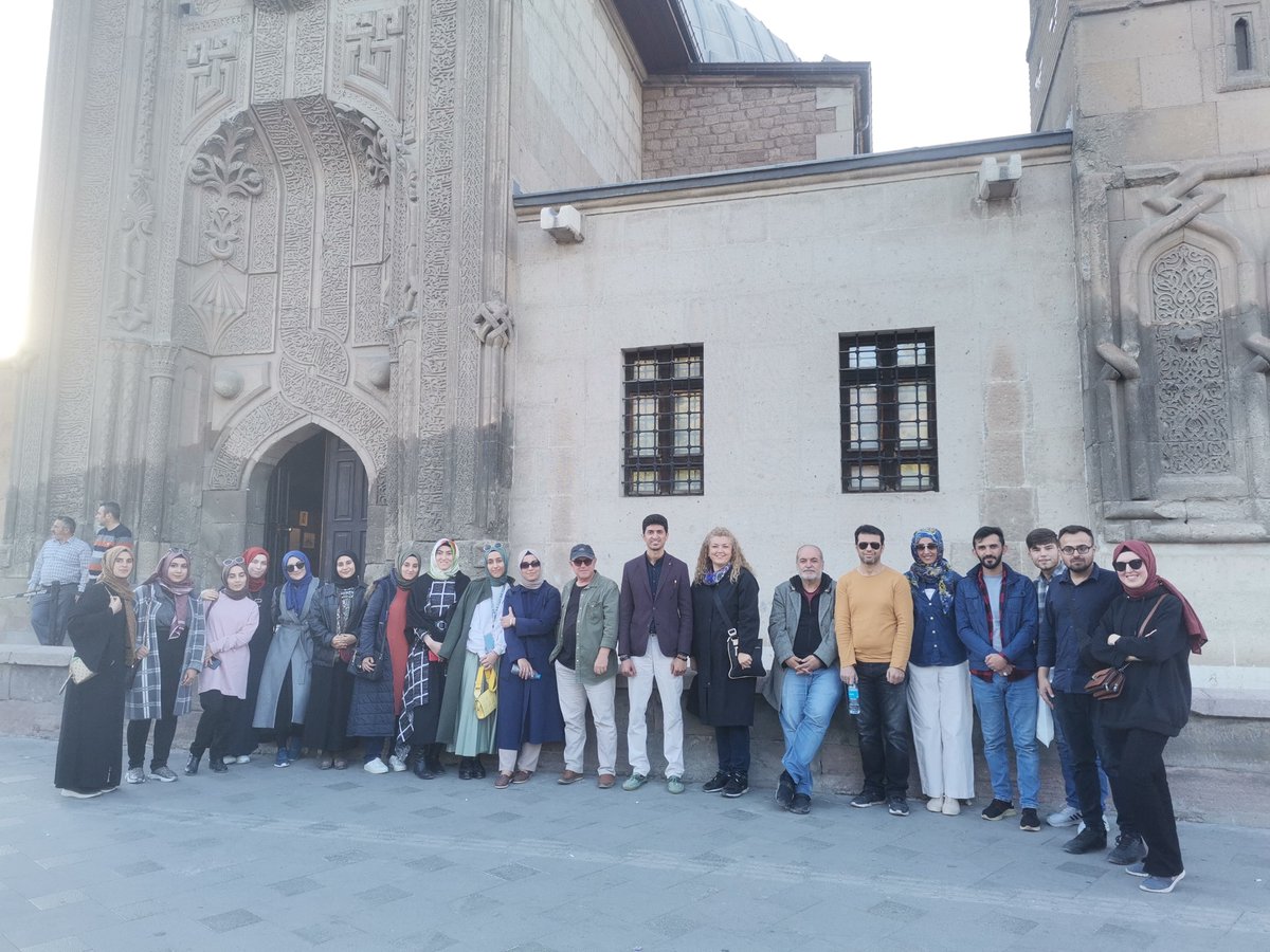 IzdihamK's tweet photo. Bu hafta Doc. Dr. Muammer Ulutürk hocamızla şehri adımladık. Kendimizin diye önemsemediğimiz yerlerin hikayelerini öğrendik. İnsanın mimariyi, mimarinin toplumu, toplumun yaşamı şekillendirişine yeniden  şahit olduk.
@izdihamdergi @izdihamokuruz @MuammerUluturk https://t.co/qh3bD8rNLA