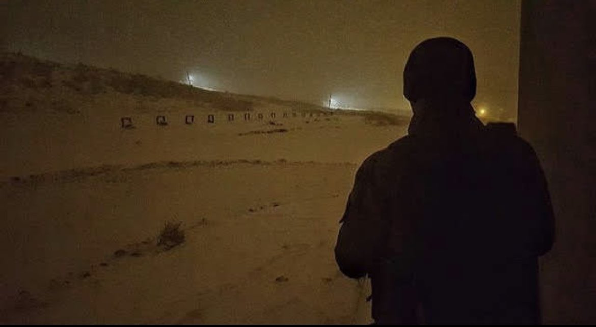 “Sığındığın dağın sırtını dönmesi ne acı ama o dağa minnetim var ki duygularımı da götürdü giderken.
Duygular.. Senin en büyük zafiyetindi.”