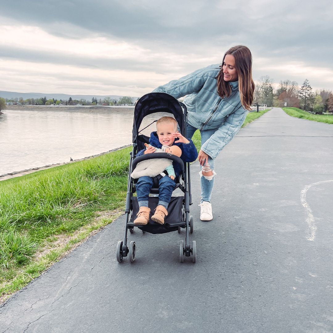 Traveling for the holiday season and in need of a stroller? We got you covered! 

The Contours Itsy® compact stroller is strong enough to handle bumps, but small enough to take with you wherever you and baby roam.

📷: @ashlee_stood