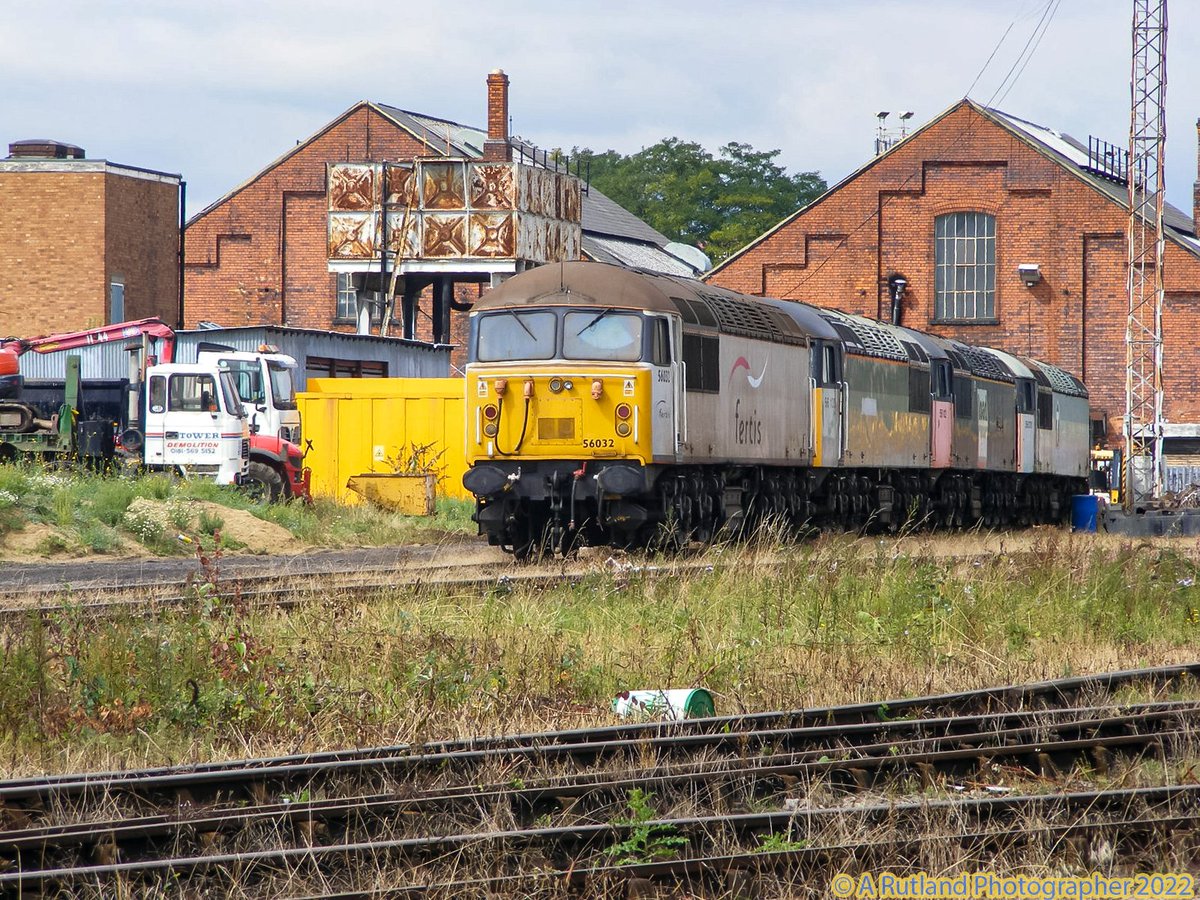 iainw_802's tweet image. heres a real old blast from the past! Old Oak Common thru the fence in 2007/2008! not sure if any of these locos remain today! but a nice time warp! shame the camera of the time had such poor resolution! oh for a time machine! @railcamlive #grids #class56 #loadhaul #fertis