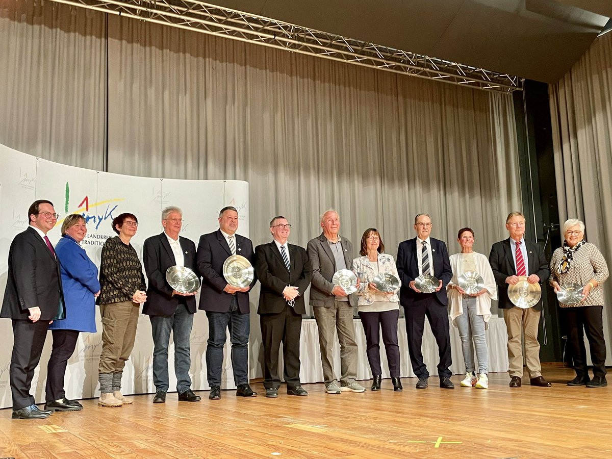 BadziongPascal's tweet photo. 🥳Unser #Landkreis #Mayen-#Koblenz feiert am 7. November #Geburtstag! Landrat Dr. Alexander Saftig und Erster Kreisbeigeordneter feiern natürlich mit! Der LK #MYK bedankt sich mit dem Wappenteller bei verdienten Persönlichkeiten für ihr langjähriges #Engagement. #vorbilder https://t.co/7x2SJy6gXX