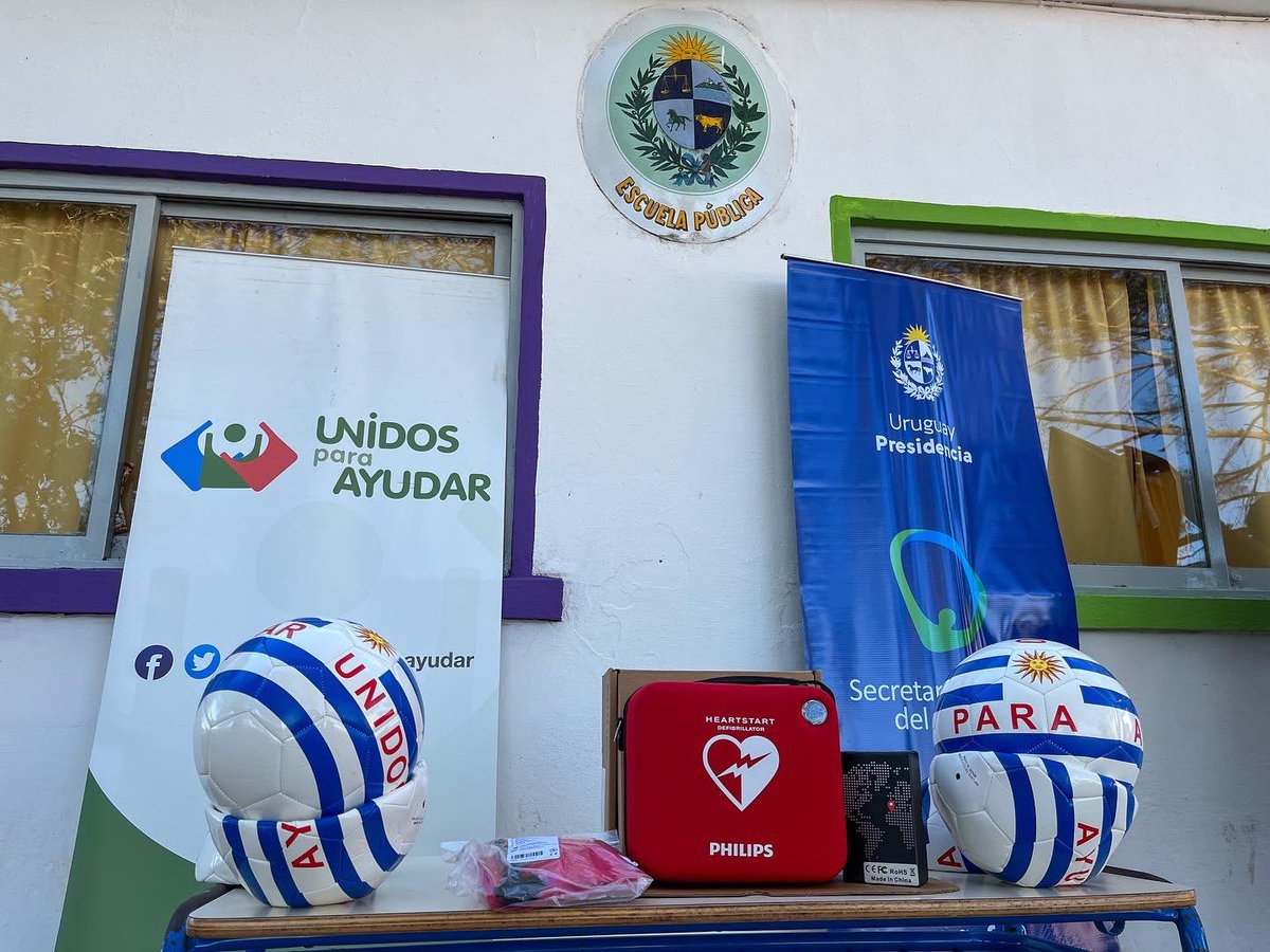 ❤️⚡️La campaña #Uruguaycardioseguro llegó a Berrondo, Florida.
Entregamos un DEA (desfibrilador externo automático) en la Escuela Rural N°54, donado por el Escritorio rural Urchitano. 
En todos los rincones del país, seguimos haciendo de Uruguay un país más cardio-seguro.