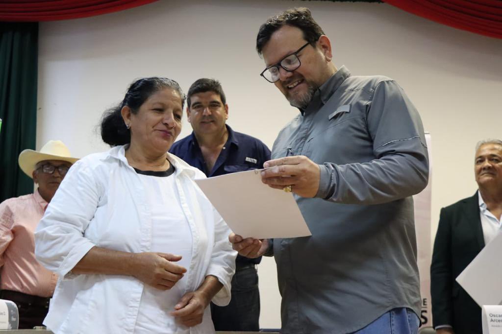 bmanzanod's tweet photo. De recorrido en Manabí, tuvimos un encuentro con los productores ganaderos del sector. Resaltamos la labor de la mujer rural, clave en la producción agropecuaria de la provincia. Además, entregamos títulos de propiedad y certificados de sanidad para ganado libre de brucelosis. https://t.co/UkrXkgXWsZ