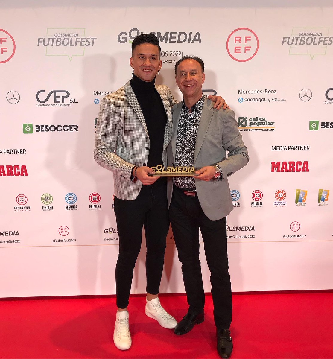 Hoy he recibido el “Premio al mejor portero en Tercera Federación Grupo VIII” en la temporada 2021/2022 en la gala <a href="/GolsmediaNacion/">Golsmedia Nacional</a>  
Sin duda un reconocimiento a un gran año tanto a nivel colectivo como personal y el broche final a mi carrera futbolística
Gracias <a href="/RealAvilaCF/">Real Ávila CF</a>