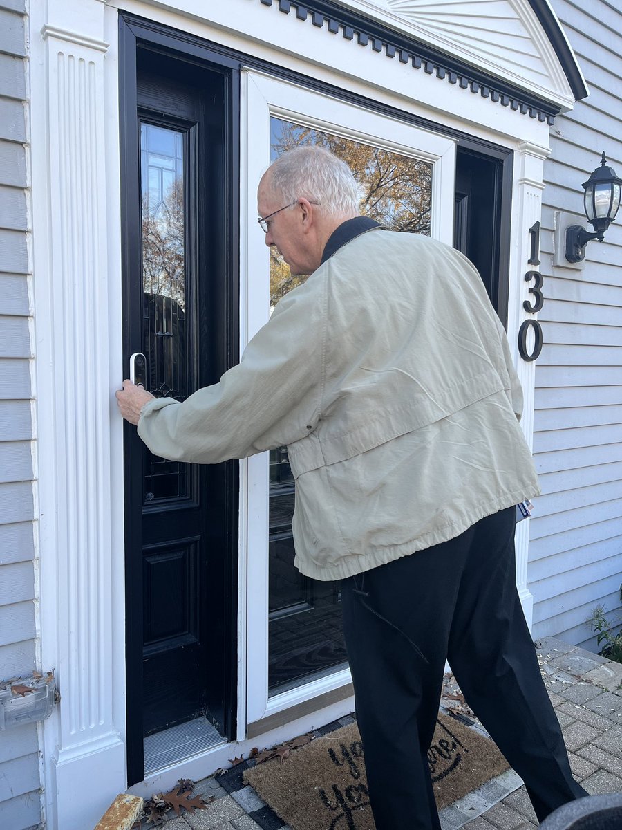 In these last 24 hours, I’m out spending time talking to who really matters: the voters. If you haven’t gotten the chance, go out at #GOTV! 

illinoisvotes2022.com/?gclid=EAIaIQo…