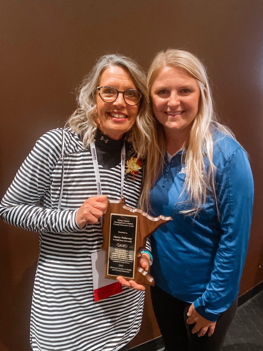 Honored to present the George Hanson Developmental Adapted Physical Education award to a former professor at #MNSHAPE22! Sherry Holloway is much deserving of this award. Thank you for all you do! <a href="/MNSHAPE/">MNSHAPE</a> <a href="/BSUDAPE/">sherry holloway</a>
