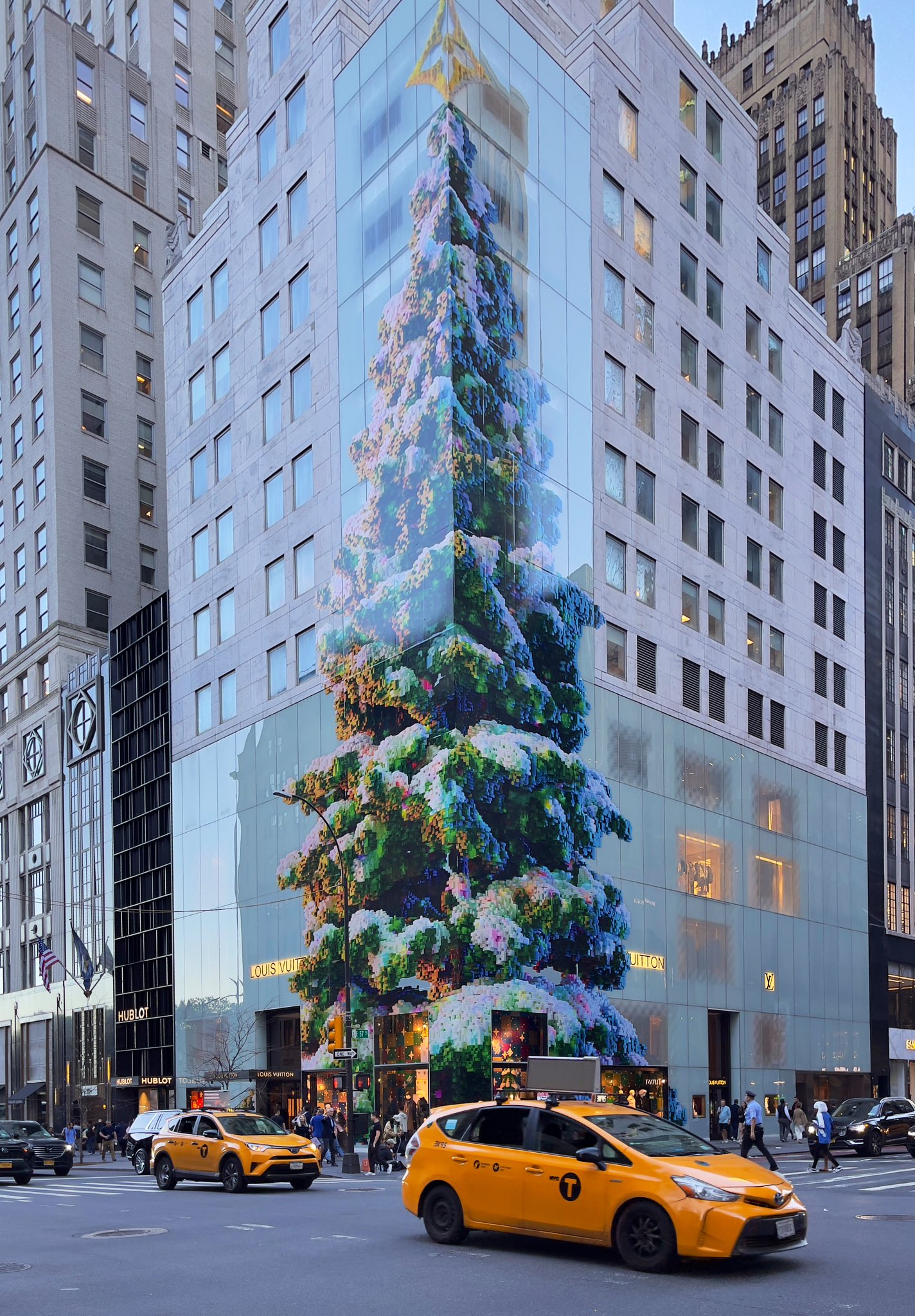 Noel Y. Calingasan • NYC on X: LV Christmas cheer Louis Vuitton's
