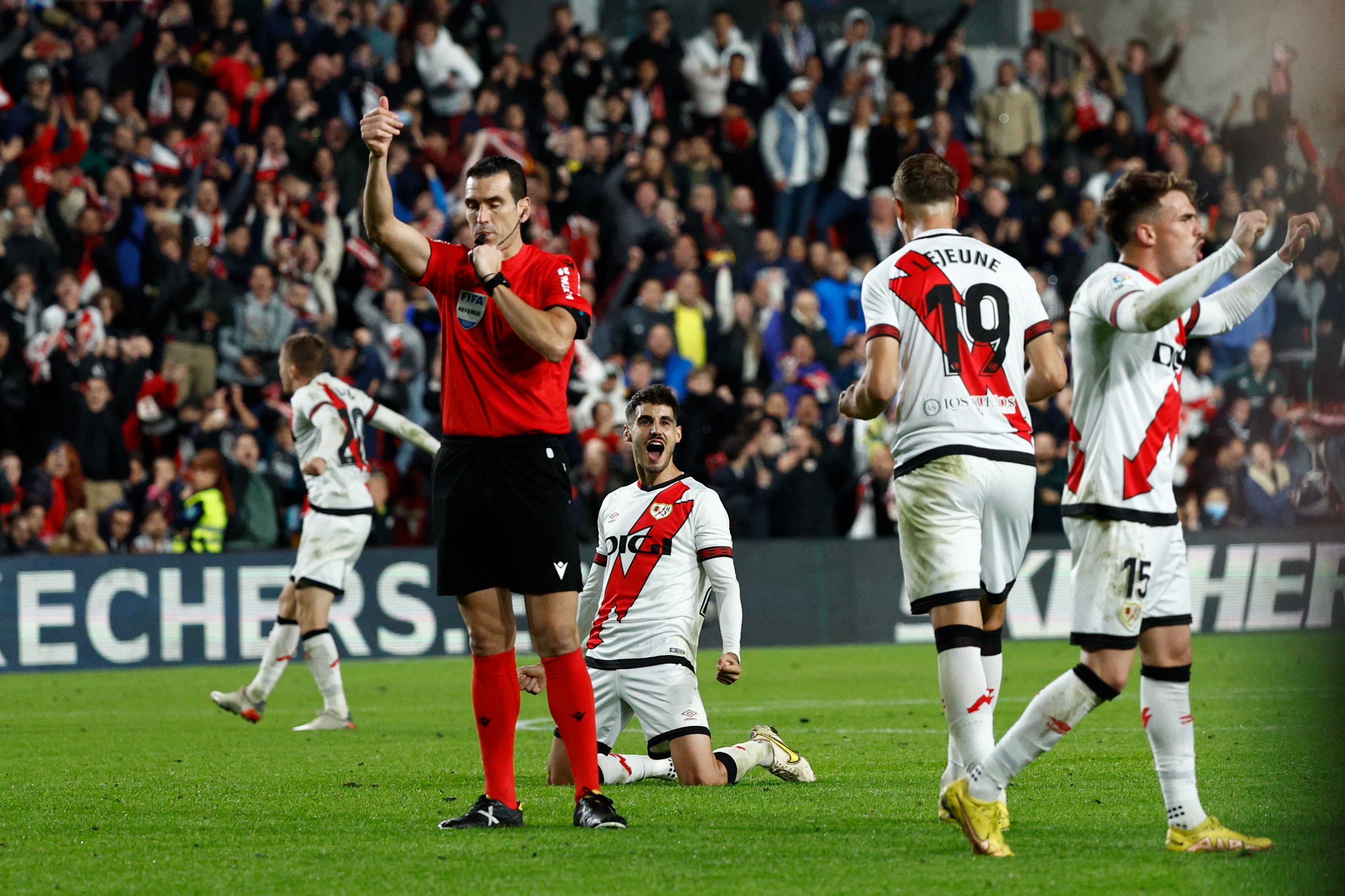 Реал против вальекано. Райо Вальекано Мадрид. Реал райо Вальекано. Реал Мадрид Rayo Vallecano. Реал Мадрид райо Вальекано 10 2.