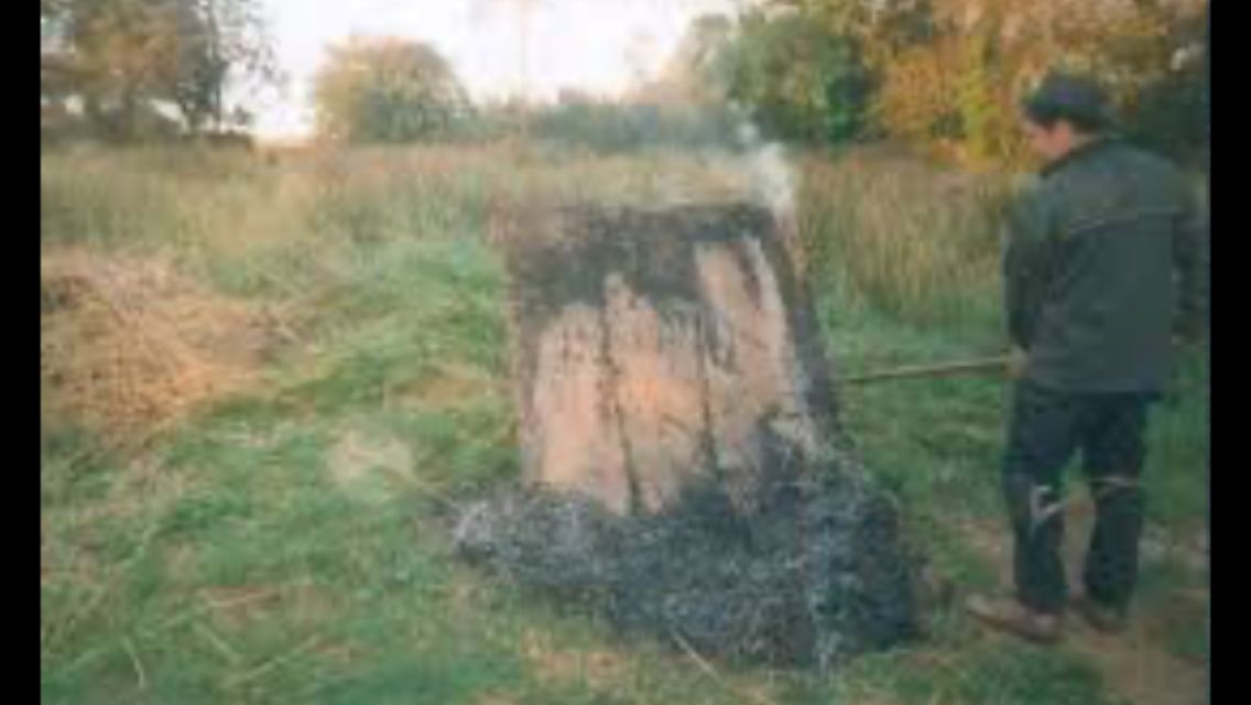 thatchertaggart's tweet photo. @Tomhennessy20 👍Michaels statement about the #Scraw,backs up my  Archaeological  experiment (2005)  that the Scraw/Scraigh sod found under traditional Irish #thatched roofs is an ancient fire barrier for #thatch #StopRippingThemOff @CommunitiesNI @DeirdreHargey @heritageireland @HeritageHubIRE https://t.co/DUUtOM071o